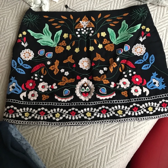 Zara embroidered skirt - Picture 2 of 4